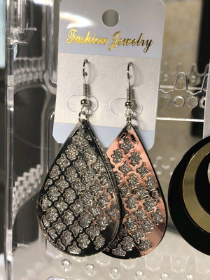 Metal earrings like new, 2 pairs with stainless steel hooks