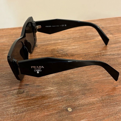 Prada sunglasses like new, black