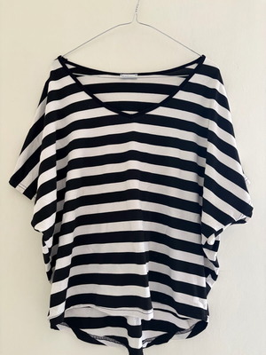 Musa T-shirt size Medium like new, black and white