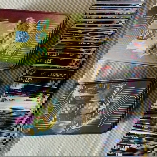 PANINI ADRENALYN XL FIFA 365, 800+ ΚΑΡΤΕΣ ΚΑΙ ΔΎΟ ΜΕΤΑΛΛΙΚΆ ΣΥΛΛΕΚΤΙΚΑ ΚΟΥΤΙΑ. ΤΙΜΉ 250 ΕΥΡΏ.