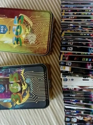PANINI ADRENALYN XL FIFA 365, 800+ ΚΑΡΤΕΣ ΚΑΙ ΔΎΟ ΜΕΤΑΛΛΙΚΆ ΣΥΛΛΕΚΤΙΚΑ ΚΟΥΤΙΑ. ΤΙΜΉ 250 ΕΥΡΏ.