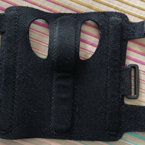 Wrist splint for right and left hand like new
