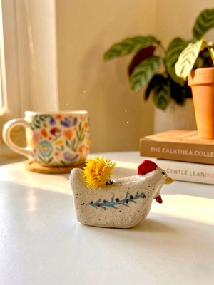Chicken ceramic miniature bud vase like new, about 4-5cm