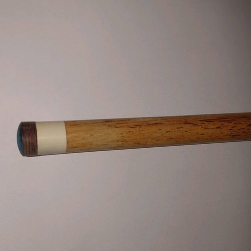 Snooker cue and American billiard cue used