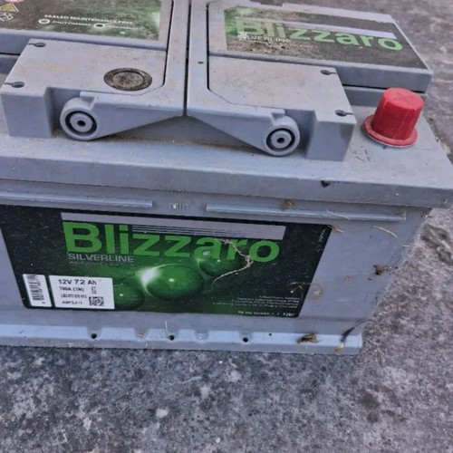 Blizzaro car battery like new, fully functional