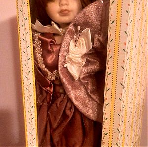 Πορσελανινη κούκλα στο κουτί της
