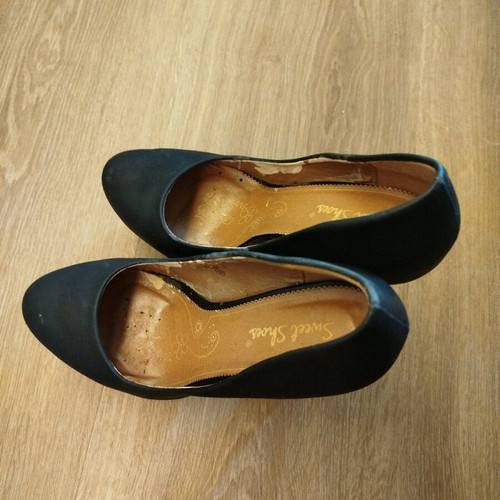 Black pumps used with double platform size 39