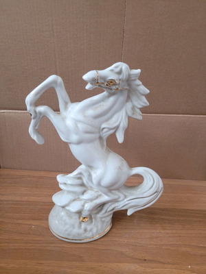 Πορσελάνηνο άλογο με λεπτομέρειες χρυσό