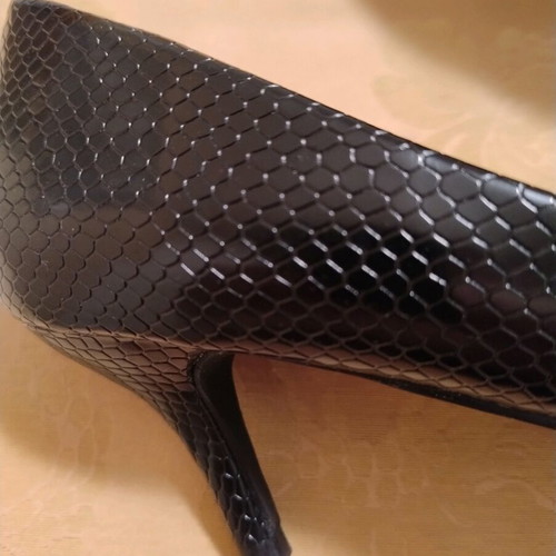 Migato black pumps new with croco pattern and metal tip