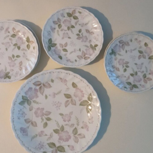 Pasta and dessert set like new, porcelain made in Japan, 6 small plates 1 platter