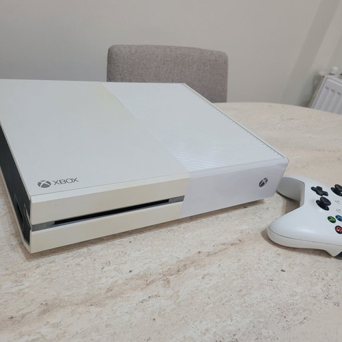 Xbox One 500GB white console with controller and GTA 5