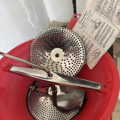 Vegetable mill manual, new, Italian plastic with stainless steel heads