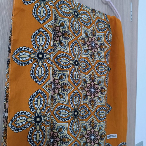 Esarpa scarf like new, multicolored with lace pattern