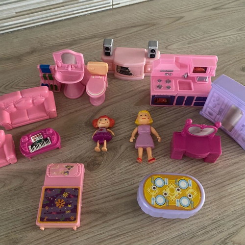 Dollhouse furniture with 2 figures used