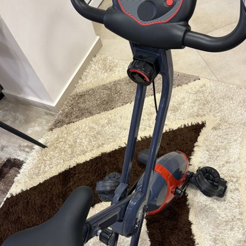 Magnetic Folding Exercise Bike like new with 8 Resistance Levels and Monitor