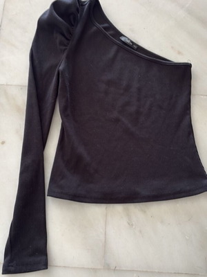 Shein black one-sleeve blouse like new, size M