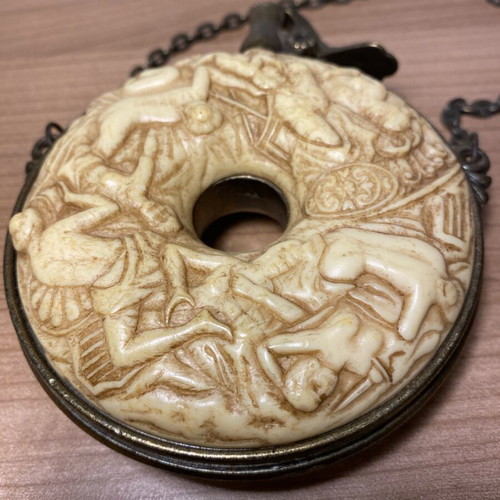 Authentic Spanish Palaska with Human Carvings from 1760, like new, 11 cm