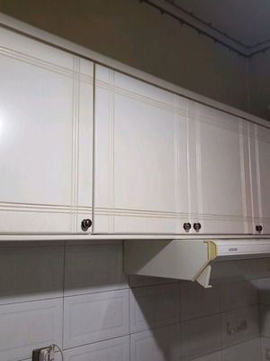 Kitchen cabinets white, like new