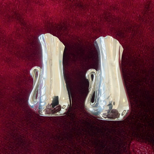 Vintage swan salt and pepper set like new, silver finish