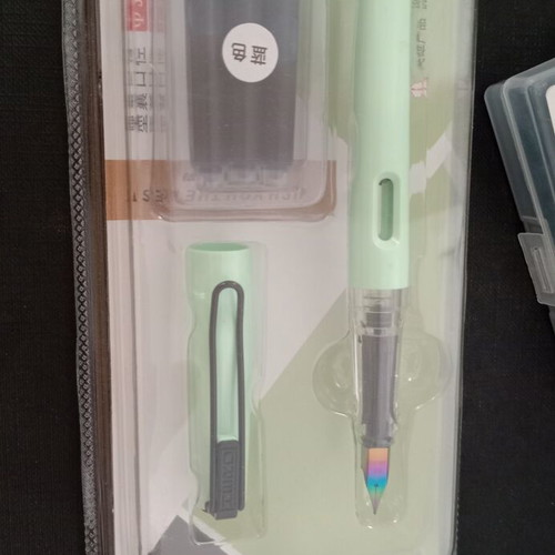Fountain pen with extra ink cartridges new