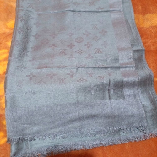 Louis Vuitton scarf 100% wool gray sweet color new
