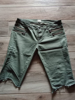 Only pants used, elastic at knee, medium size M