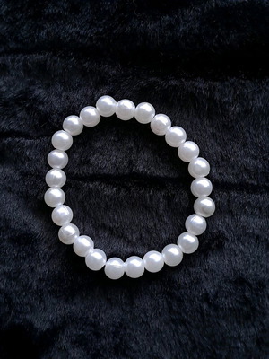 Pearl bracelet like new, acrylic pearls in warm white