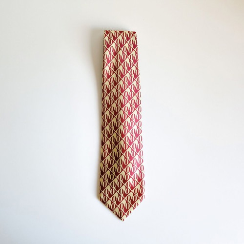 GM tie like new, 100% polyester, beige and red pattern