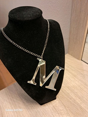 Χειροποίητο κολιέ με plexiglass και μονόγραμμα Μ ασημί