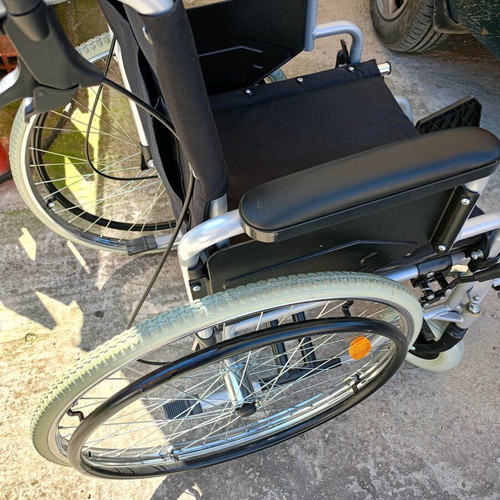 Heavy-duty wheelchair like new