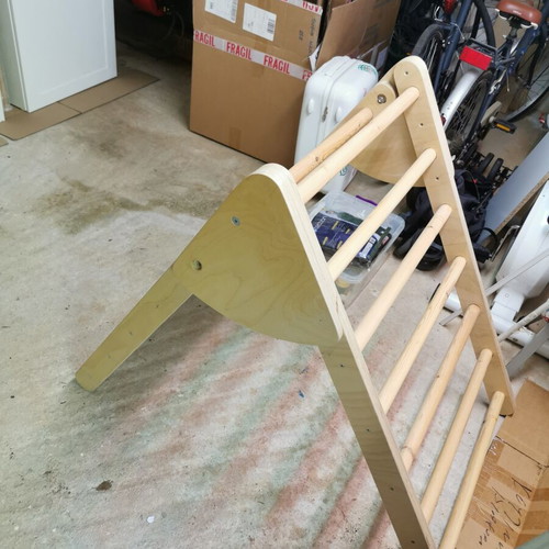 Climbing Triangle like new, wooden kids climbing frame