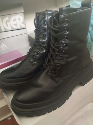 Women's boots used, black leatherette with wear
