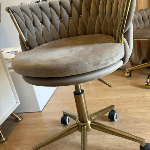Manicure desk like new with extractor and 4 pouro chairs