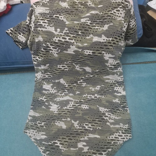 Short-sleeve shirt XL like new with camouflage pattern and metallic print
