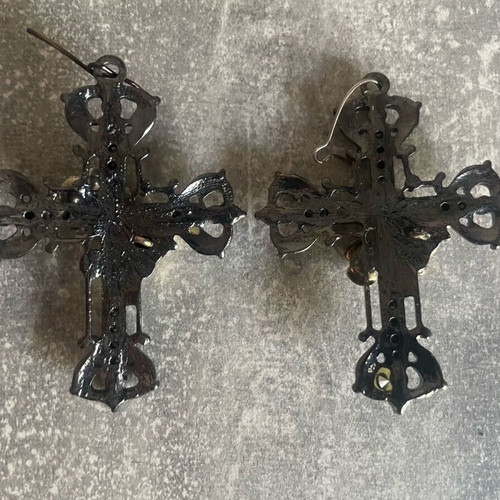 Cross earrings with skulls used, black