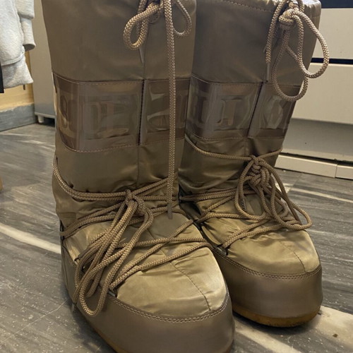 Moin Boot womens snow boots Platinum like new, size 42/44