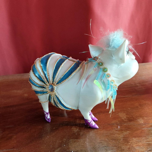 Pig figurine like new