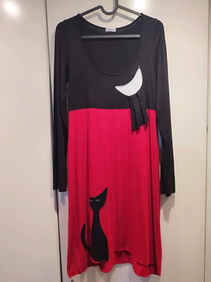 Simple Fashion midi dress used, black and red with sewn designs