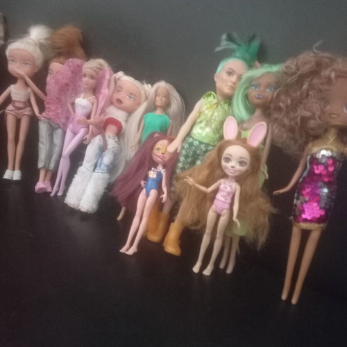 Pack of 10 small dolls with two Enchantimals and Barbie Fairytale