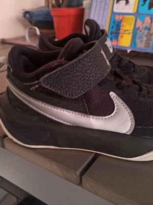 Nike kids basketball shoes size 29.5 like new