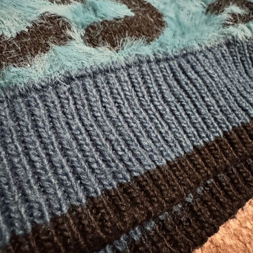 Fluffy sweater like new, very soft