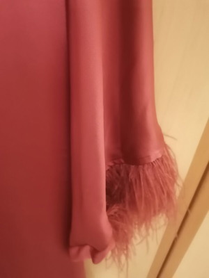 Zara μακρύ φόρεμα με έναν ώμο και φτερά στο μανίκι, σαν καινούργιο, ροζ σκουρό