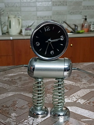 Table clock robot silver like new, analog