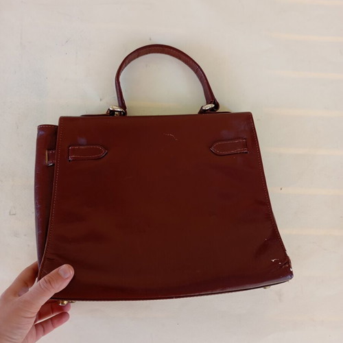 Brown handbag like new with classic design and unique clasp