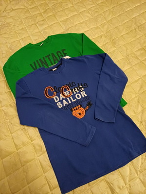 Set of 2 Trax kids sweatshirts size 16 like new, blue and green