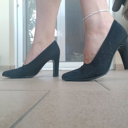 Black pumps like new, size 37, embroidered details