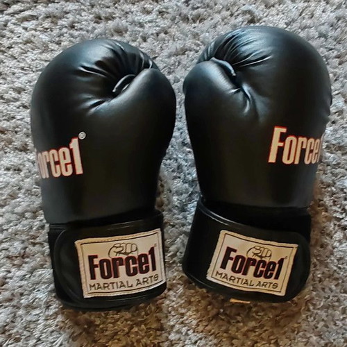 Kickboxing gloves like new, size S-M or Regular