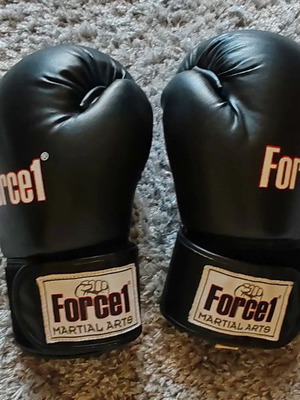 Kickboxing gloves like new, size S-M or Regular