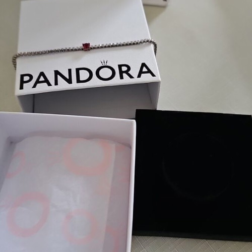 Pandora bracelet new, genuine and elegant
