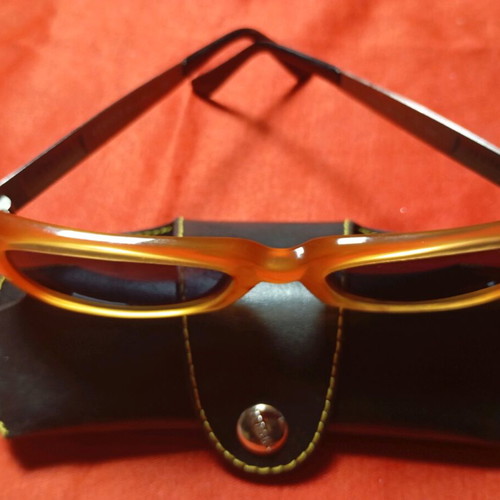 Versus by Versace vintage unisex oval sunglasses with original leather case